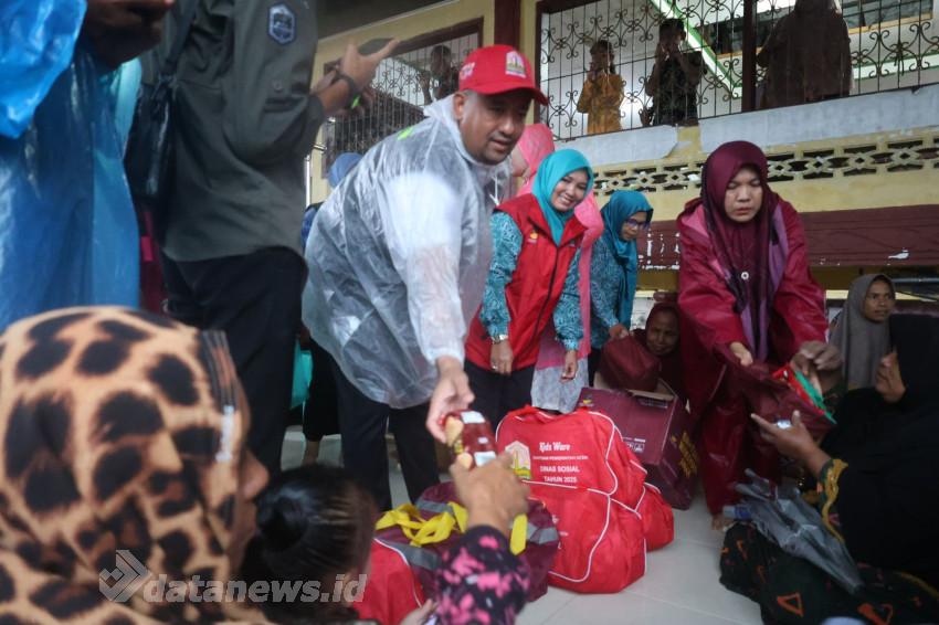 Ketua TP PKK dan Kadinsos Aceh Kunjungi Lokasi Pengungsian di Aceh Utara