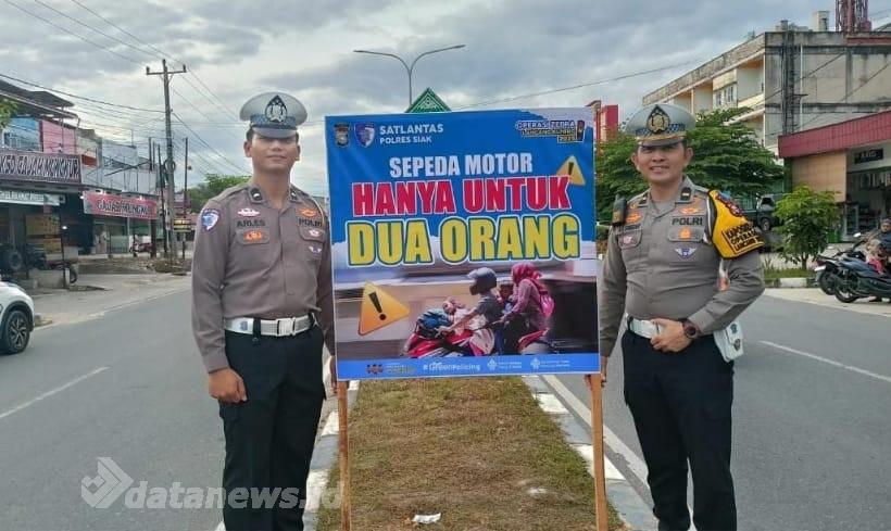 Ops Zebra LK 2025, Satlantas Polres Siak Pasang Spanduk Imbauan Keselamatan Lalu Lintas