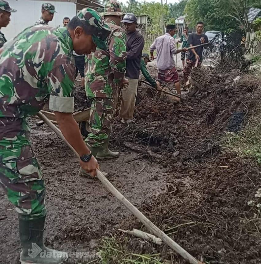 TNI dan Rakyat Bersatu, Terjang Lumpur Pulihkan Akses Jalan Desa Singga Mata
