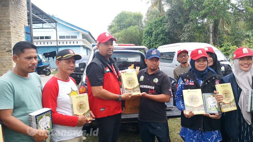 Kadis Sosial Aceh Serah Wakaf AlQuran dan Iqra' untuk Pidie Jaya
