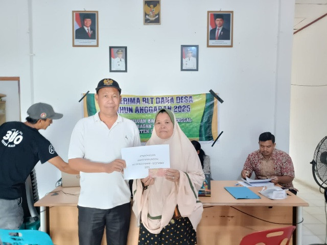 Penghulu Johan Taruna Serahkan BLT DD  Sebanyak 34 Orang Bulan November dan Desember Tahun 2025