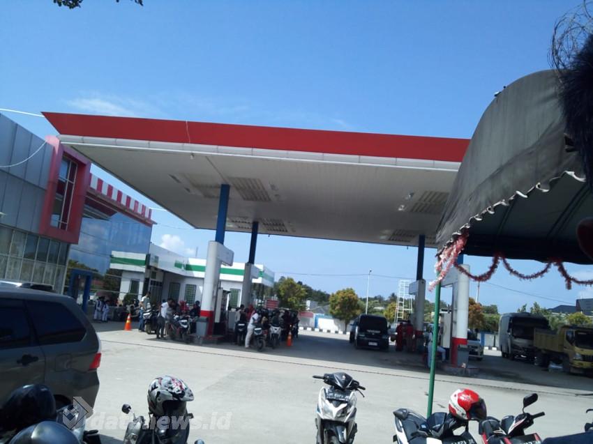 Pengelola SPBU di Sigli Tetap Layani Warga Sampai BBM Habis