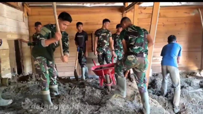 Prajurit Kodam IM dan Warga Bersinergi bersihkan Permukiman Pasca Banjir di Linge Aceh Tengah