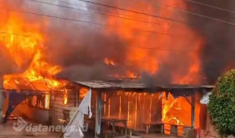 Rumah dan 1 Warung di Kawasan Pemda Pangkalan Kerinci Ludes Dilalap Api