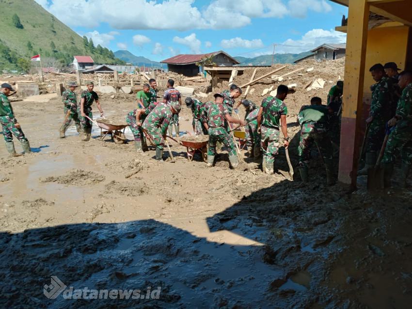 Prajurit TNI dan Warga besihkan Polindes Toweren Uken Aceh Tengah