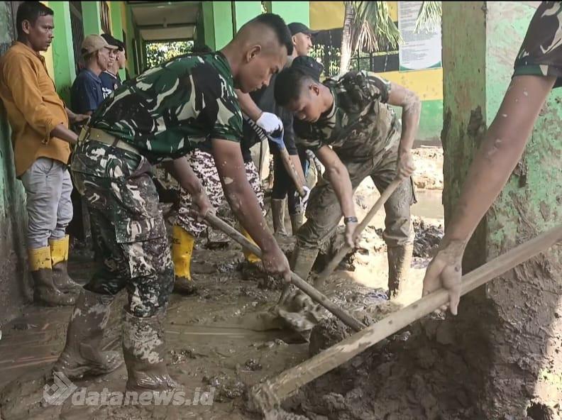 Kebut Pemulihan Bencana Pijay, Satgas TNI-Relawan Kemenag Langsa Bersihkan Sekolah