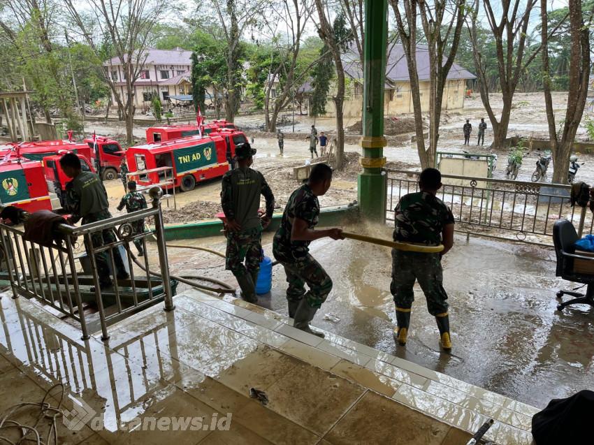 Puluhan Personel Yonif 115/ML Bersihkan Kantor Kesbangpol Aceh Tamiang