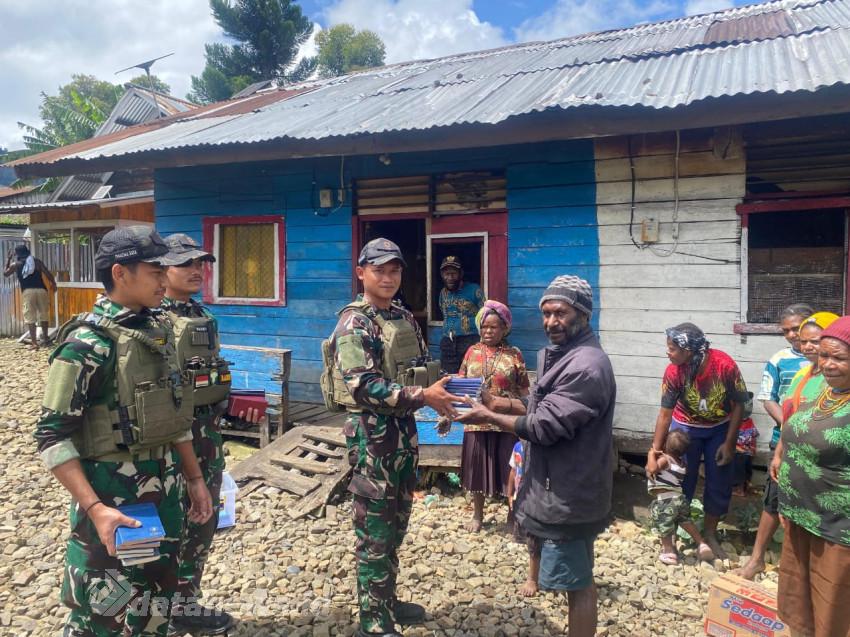 Satgas Yonif 112/DJ Anjangsana dan Gotong Royong di Puncak Jaya