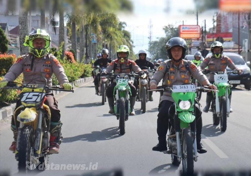 Kapolres Aceh Tengah Bersama BKO Brimob Distribusikan Logistik dan Sling ke Desa Terisolir di Kecamatan Linge
