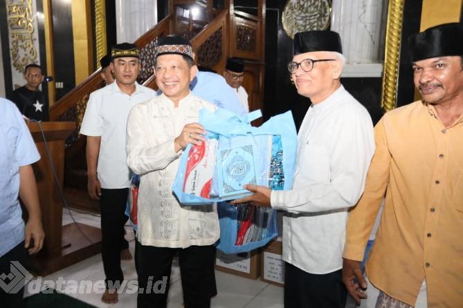 Kasatgas Tito Ikuti Buka Bersama dan Serahkan Bantuan Kemasyarakatan kepada Masyarakat Lhokseumawe