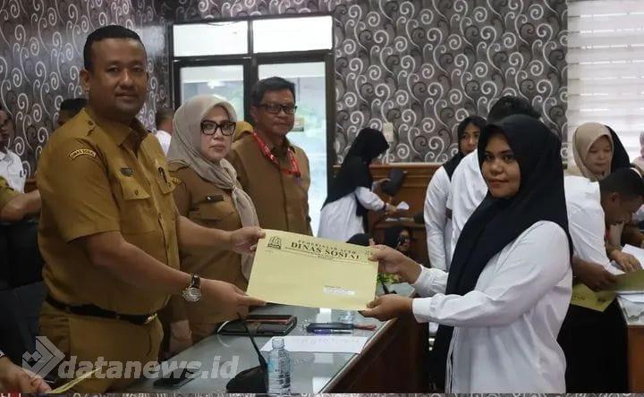 Kadinsos Aceh Serahkan SK PPPK untuk Ratusan Honorer