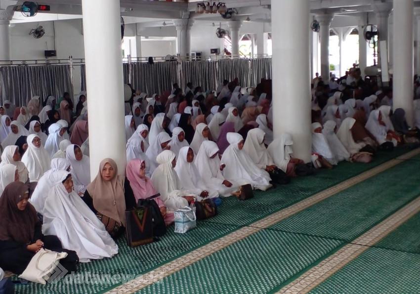 Ribuan Jamaah Salat Tarawih di Masjid Alfalah Sigli
