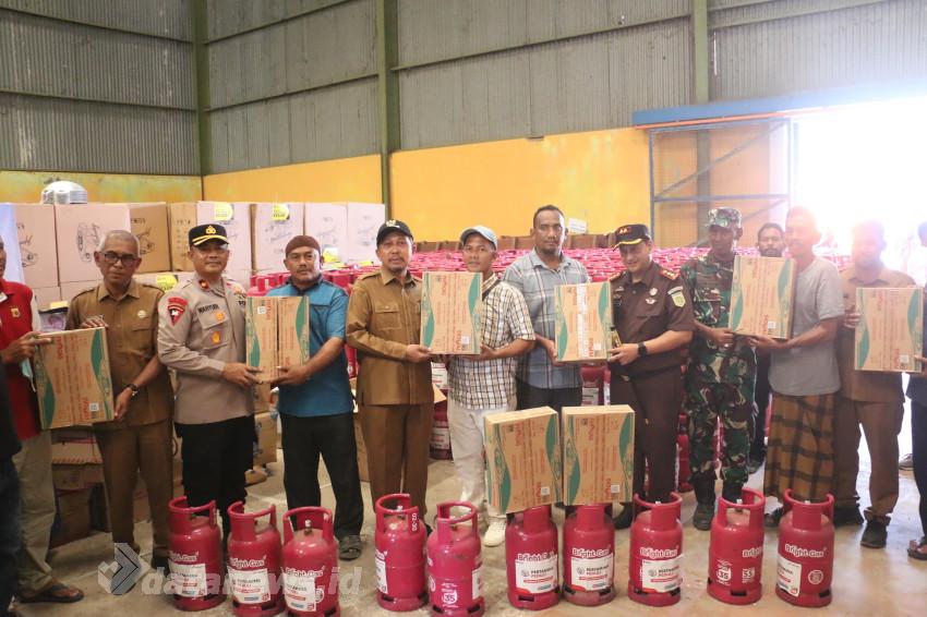 Bupati Pidie Jaya Serahkan Ribuan Tabung dan Kompor Gas untuk Warga Terdampak Bencana