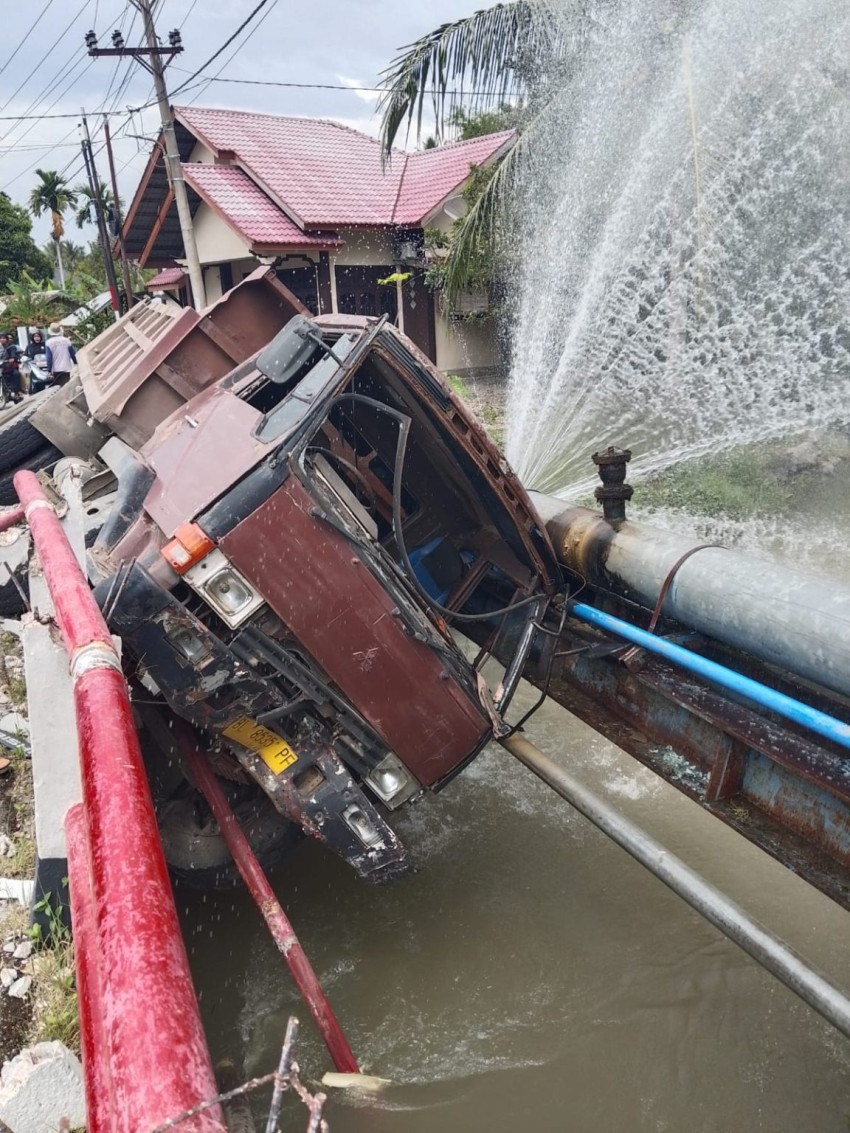 Gangguan Layanan Air Bersih Akibat Kecelakaan Mobil Dam Truck, Perbaikan Pipa Induk Jalur WTP Kemala&ndash;Sakti Dilakukan Secara Darurat