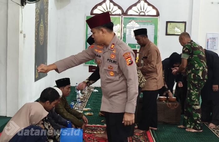 Kapolsek Bagan Sinembah AKP Gian Upah-Upah CJH di Masjid Fastaqul Khairat Balai Jaya