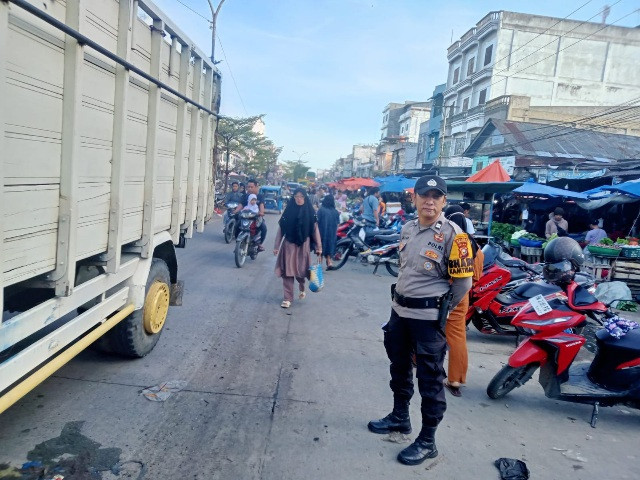 Polsek Bagan Sinembah Strong Point Pagi di Pajak Lama Bagan Batu, Arus Lalu Lintas Lancar