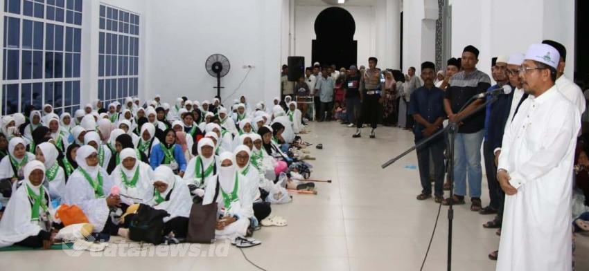 Lepas Jamaah Calon Haji, Bupati Pijay Titip Doa Jauhkan Bencana