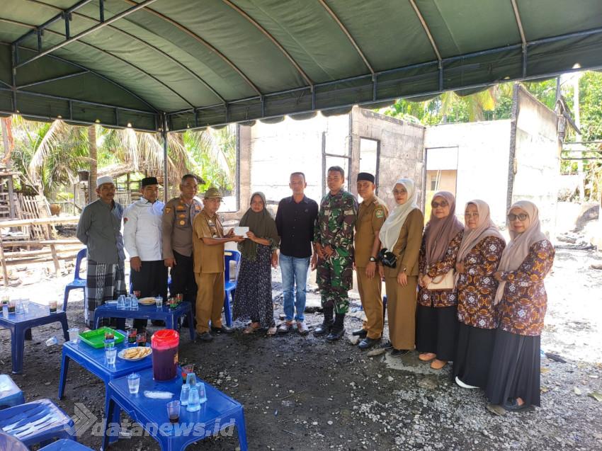 Forkopimcam dan ASN Peukan Baro Serahkan Bantuan untuk Korban Kebakaran Rumah Tgk. Ilyasa