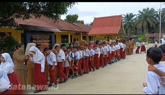 Kapsek SDN 007 Bagan Batu Barat Minta Siswa Hindari Tren Freenstyle, Berisiko Sebabkan Cedera Parah