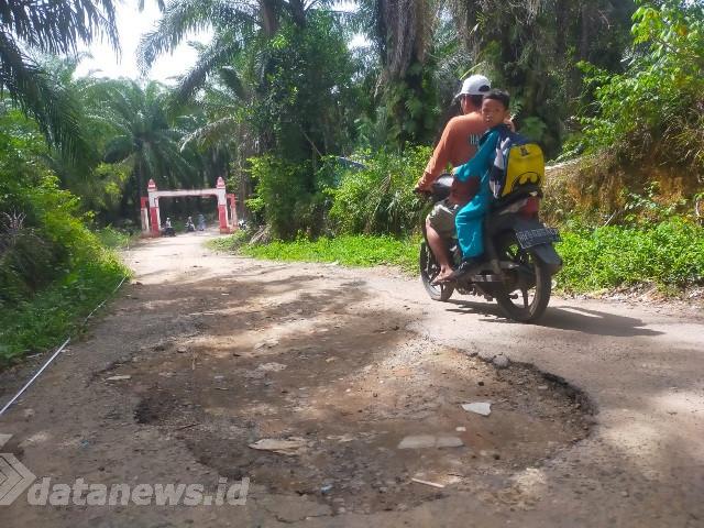 Akses Menuju SDN 007 Bagan Batu Barat Rusak Parah, Warga Minta Segera Diperbaiki