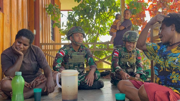 Kebersamaan di Tanah Papua, Satgas Yonif 521/DY Gotong Royong Bersihkan Lingkungan Rumah Warga di Distrik Elelim