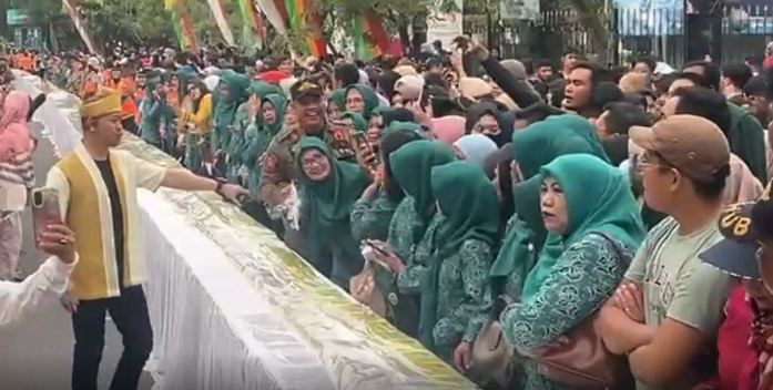 Rekor MURI Kue Talam Pekanbaru 1 Kilometer Dipertanyakan, Warga: yang Panjang Meja, Bukan Kuenya