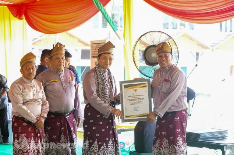 Menteri Agama Anugerahkan Dua Penghargaan Nasional untuk Bupati Kuansing