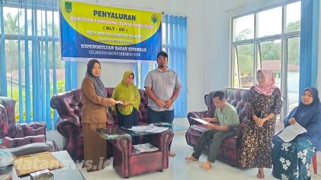 Datin Yusni Wilya Salurkan BLT Dana Desa Kepenghuluan Bagan Sinembah Sebanyak 50 Orang