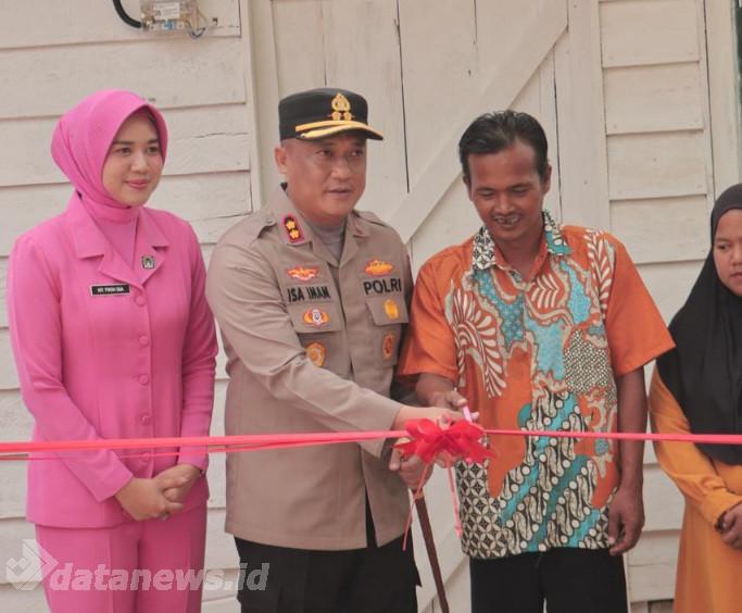 Kapolres Rohil Resmikan Bedah Rumah dan Salurkan Bantuan Sosial di Tanah Putih