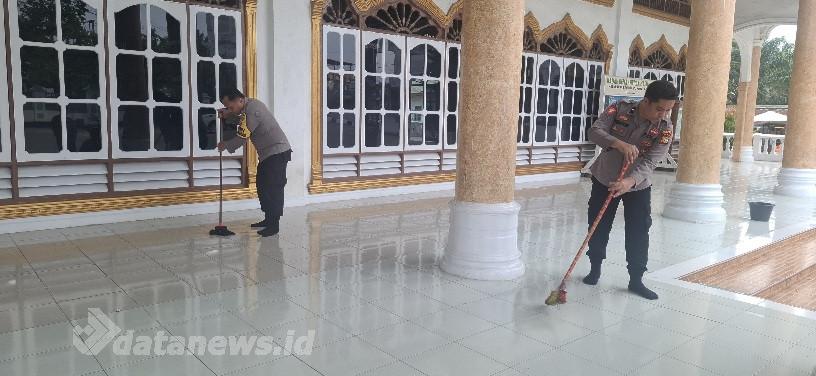 Wujud Kepedulian Polri, Polsek Bagan Sinembah Bersihkan Masjid Raya Annur Jelang Hari Bhayangkara ke-80