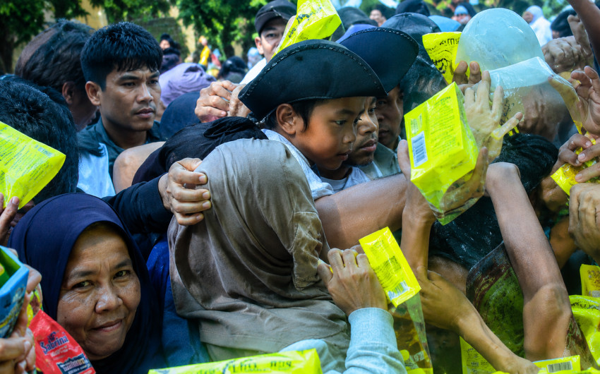 Ricuh Festival Kue Talam Cederai Citra Budaya Melayu Pekanbaru, Tradisi Makan Beradab Menjadi Aksi Berebut