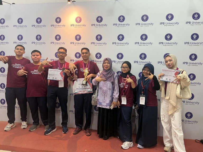 Siswa SMAN 8 Pekanbaru Raih Medali di Olimpiade Nasional POSI di IPB Bogor