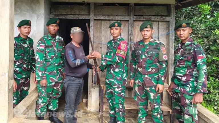 Gencarkan Kegiatan Komsos, Satgas Pamtas Yonarmed 13/Nanggala Terima Penyerahan Sukarela Senjata Api Rakitan dan Munisi dari Warga