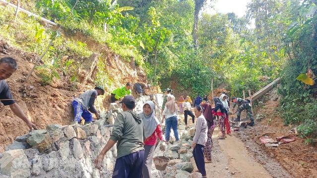 Ras Terkuat Dimuka Bumi Turut Berbaur Sukseskan TMMD di Brenggolo