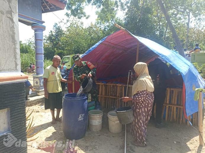 Babinsa Dampingi BBWS Bengawan Solo Salurkan 8.000 Liter Air Bersih untuk Warga Terdampak Kekeringan di Gesi
