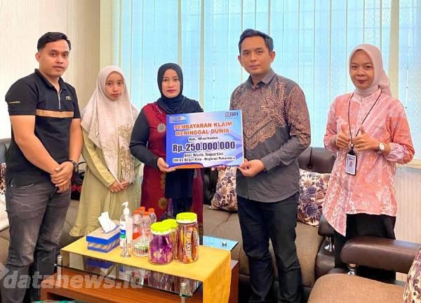BRilife Cabang Bagan Batu Kembali Serahkan Santunan Asuransi Jiwa Nasabah Sebesar 250 Juta