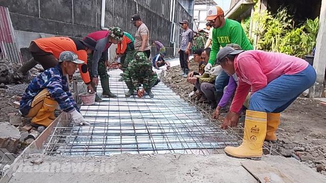 Panas Matahari Menyengat, Semangat Tak Padamkan Satgas TMMD, Polri, Ormas dan Warga Masyarakat Kebut Pemasangan Hermest dan Bodex