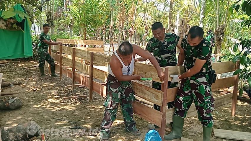 TMMD Hadir Tingkatkan Kesejahteraan Masyarakat, Satgas TMMD Ke-129 Kodim 0102/Pidie Bangun Kolam Lele di Pekarangan Warga