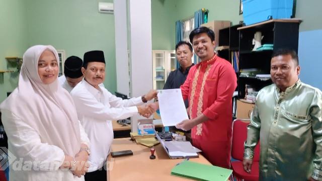 Supian Buyung Didampingi Istri Resmi Daftar sebagai Bakal Calon Penghulu Bahtera Makmur