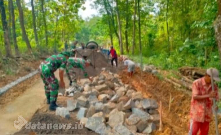 Babinsa dan Warga Gesi Satukan Tenaga, Jalan Cor Jadi Simbol Kemanunggalan TNI-Rakyat