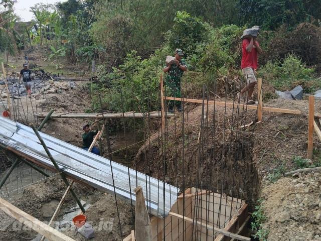 Babinsa Kawal Proyek Penghubung Dua Desa Demi Dongkrak Perekonomian Warga
