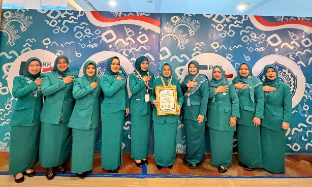 Sinergi TP PKK dan Pemkab Rohil Berbuah Prestasi Nasional, Ketua TP PKK Raih Penghargaan Menteri Kesehatan di HKG PKK Makassar