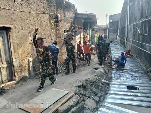 Tak Sekadar Kerja Bangun Saluran Air, Satgas TMMD, Ormas dan Warga Hadirkan Semangat Kekeluargaan Dengan Sarapan Pagi Serta Makan Siang