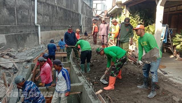 Anggota Satgas TMMD, Ormas, Linmas dan Masyarakat Tancap Gas Kerjakan Pembongkaran Begesteng dan Pemerataan Tanah